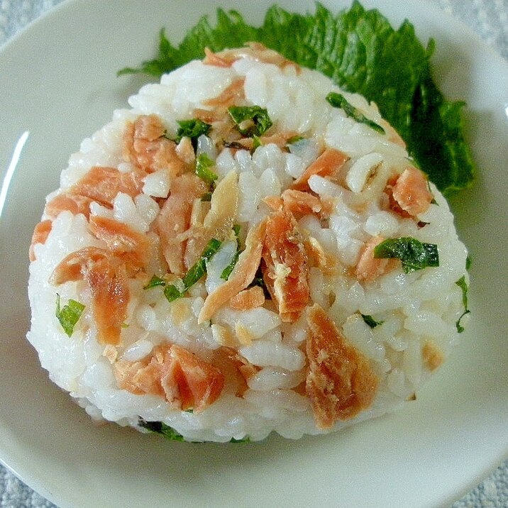 お夜食に！カンタン♡大葉と鮭フレークのおにぎり♪